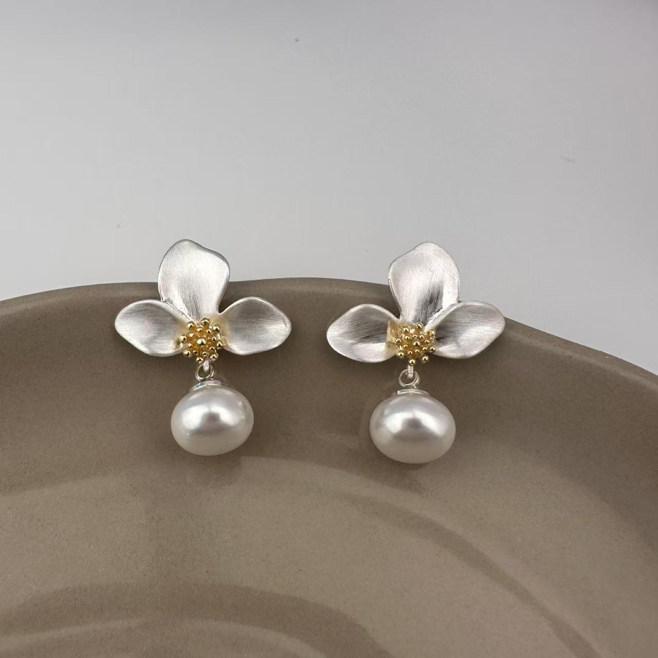 Womens Stylish Brushed Three-Petal Earrings Versatile For Any Look