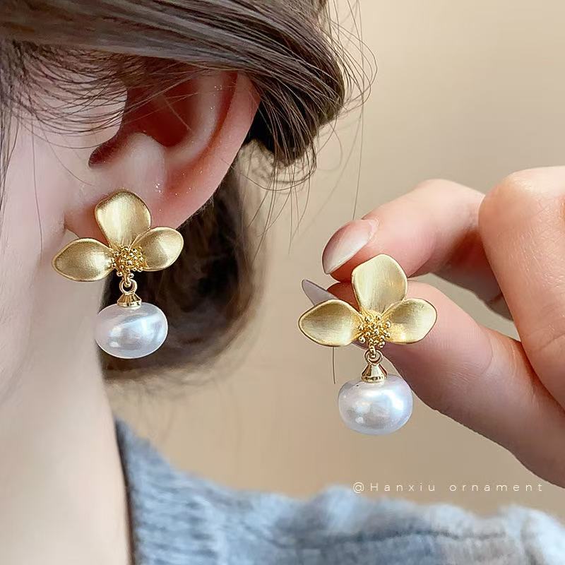 Womens Stylish Brushed Three-Petal Earrings Versatile For Any Look